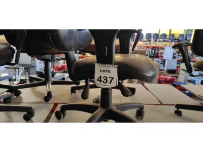 LOTE 437 - 01 CADEIRA DE ESCRITÓRIO COM RODINHAS. (NO ESTADO) ATENÇÃO! FAZER A VISITAÇÃO ANTES DE ARREMATAR, NÃO SABEMOS SE FUNCIONA. LEILÃO NÃO TEM GARANTIA E NEM DEVOLUÇÃO, SUJEITO A POSSÍVEIS AVARIAS VISÍVEIS/OCULTAS E/OU AUSÊNCIA DE COMPONENTES.