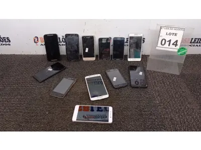 LOTE 014 - 12 CELULARES SMARTPHONE DE MARCAS E MODELOS DIVERSOS PARA RETIRADA DE PEÇAS. (NO ESTADO) ATENÇÃO! FAZER A VISITAÇÃO ANTES DE ARREMATAR, NÃO SABEMOS SE FUNCIONA, LEILÃO NÃO TEM GARANTIA E NEM DEVOLUÇÃO, SUJEITO A POSSÍVEIS AVARIAS VISÍVEIS/OCULTAS E/OU AUSÊNCIA DE COMPONENTES.