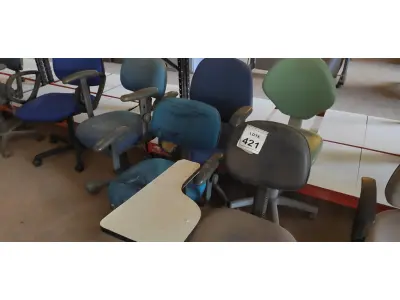 LOTE 421 - 05 CADEIRAS DE ESCRITÓRIO SENDO 04 DE RODINHAS E 01 COM PÉS FIXOS. (NO ESTADO) ATENÇÃO! FAZER A VISITAÇÃO ANTES DE ARREMATAR, NÃO SABEMOS SE FUNCIONA. LEILÃO NÃO TEM GARANTIA E NEM DEVOLUÇÃO, SUJEITO A POSSÍVEIS AVARIAS VISÍVEIS/OCULTAS E/OU AUSÊNCIA DE COMPONENTES.