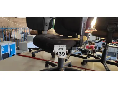 LOTE 439 - 01 CADEIRA DE ESCRITÓRIO COM RODINHAS. (NO ESTADO) ATENÇÃO! FAZER A VISITAÇÃO ANTES DE ARREMATAR, NÃO SABEMOS SE FUNCIONA. LEILÃO NÃO TEM GARANTIA E NEM DEVOLUÇÃO, SUJEITO A POSSÍVEIS AVARIAS VISÍVEIS/OCULTAS E/OU AUSÊNCIA DE COMPONENTES.