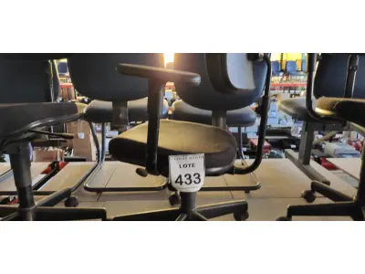 LOTE 433 - 01 CADEIRA DE ESCRITÓRIO COM RODINHAS. (NO ESTADO) ATENÇÃO! FAZER A VISITAÇÃO ANTES DE ARREMATAR, NÃO SABEMOS SE FUNCIONA. LEILÃO NÃO TEM GARANTIA E NEM DEVOLUÇÃO, SUJEITO A POSSÍVEIS AVARIAS VISÍVEIS/OCULTAS E/OU AUSÊNCIA DE COMPONENTES.