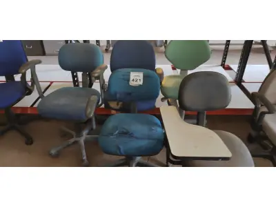 LOTE 421 - 05 CADEIRAS DE ESCRITÓRIO SENDO 04 DE RODINHAS E 01 COM PÉS FIXOS. (NO ESTADO) ATENÇÃO! FAZER A VISITAÇÃO ANTES DE ARREMATAR, NÃO SABEMOS SE FUNCIONA. LEILÃO NÃO TEM GARANTIA E NEM DEVOLUÇÃO, SUJEITO A POSSÍVEIS AVARIAS VISÍVEIS/OCULTAS E/OU AUSÊNCIA DE COMPONENTES.
