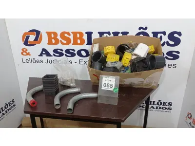LOTE 085 - 01 LOTE COM CAIXINHAS DE PASSAGEM DE FIO E MATERIAIS ELÉTRICOS DIVERSOS. (NO ESTADO) ATENÇÃO! FAZER A VISITAÇÃO ANTES DE ARREMATAR, NÃO SABEMOS SE FUNCIONA, LEILÃO NÃO TEM GARANTIA E NEM DEVOLUÇÃO, SUJEITO A POSSÍVEIS AVARIAS VISÍVEIS/OCULTAS E/OU AUSÊNCIA DE COMPONENTES.