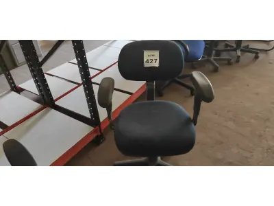 LOTE 427 - 01 CADEIRA DE ESCRITÓRIO COM RODINHAS. (NO ESTADO) ATENÇÃO! FAZER A VISITAÇÃO ANTES DE ARREMATAR, NÃO SABEMOS SE FUNCIONA. LEILÃO NÃO TEM GARANTIA E NEM DEVOLUÇÃO, SUJEITO A POSSÍVEIS AVARIAS VISÍVEIS/OCULTAS E/OU AUSÊNCIA DE COMPONENTES.