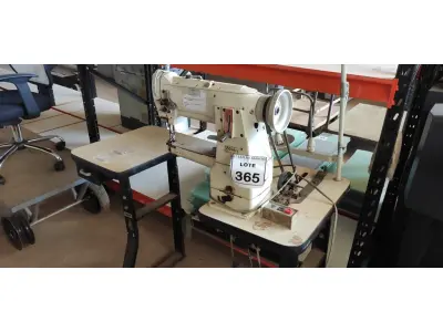 LOTE 365 - 01 MÁQUINA DE COSTURA INDUSTRIAL MARCA SINGER. (NO ESTADO) ATENÇÃO! FAZER A VISITAÇÃO ANTES DE ARREMATAR, NÃO SABEMOS SE FUNCIONA, LEILÃO NÃO TEM GARANTIA E NEM DEVOLUÇÃO, SUJEITO A POSSÍVEIS AVARIAS VISÍVEIS/OCULTAS E/OU AUSÊNCIA DE COMPONENTES.