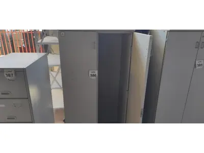 LOTE 386 - 01 ARMÁRIO ALTO EM AÇO COM 02 PORTAS. (NO ESTADO) ATENÇÃO! FAZER A VISITAÇÃO ANTES DE ARREMATAR, NÃO SABEMOS SE FUNCIONA, LEILÃO NÃO TEM GARANTIA E NEM DEVOLUÇÃO, SUJEITO A POSSÍVEIS AVARIAS VISÍVEIS/OCULTAS E/OU AUSÊNCIA DE COMPONENTES.