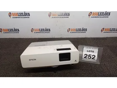 LOTE 252 - 01 PROJETOR MARCA EPSON. (NO ESTADO) ATENÇÃO! FAZER A VISITAÇÃO ANTES DE ARREMATAR, NÃO SABEMOS SE FUNCIONA, LEILÃO NÃO TEM GARANTIA E NEM DEVOLUÇÃO, SUJEITO A POSSÍVEIS AVARIAS VISÍVEIS/OCULTAS E/OU AUSÊNCIA DE COMPONENTES.