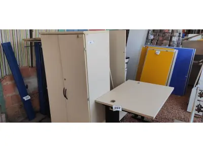 LOTE 392 - 01 ARMÁRIO DE MADEIRA COM 02 PORTAS 04 PRATELEIRAS DE 1.60.X0.79. (NO ESTADO) ATENÇÃO! FAZER A VISITAÇÃO ANTES DE ARREMATAR, NÃO SABEMOS SE FUNCIONA, LEILÃO NÃO TEM GARANTIA E NEM DEVOLUÇÃO, SUJEITO A POSSÍVEIS AVARIAS VISÍVEIS/OCULTAS E/OU AUSÊNCIA DE COMPONENTES.