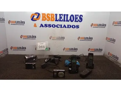LOTE 066 - 03 JOYSTICKS, 03 APARELHOS DE TELEFONE, 02 CÂMERAS E 01 FILMADORA. (NO ESTADO) ATENÇÃO! FAZER A VISITAÇÃO ANTES DE ARREMATAR, NÃO SABEMOS SE FUNCIONA, LEILÃO NÃO TEM GARANTIA E NEM DEVOLUÇÃO, SUJEITO A POSSÍVEIS AVARIAS VISÍVEIS/OCULTAS E/OU AUSÊNCIA DE COMPONENTES.