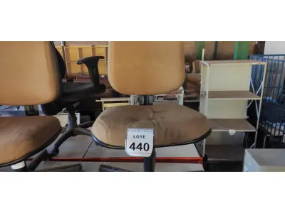 LOTE 440 - 01 CADEIRA DE ESCRITÓRIO COM RODINHAS. (NO ESTADO) ATENÇÃO! FAZER A VISITAÇÃO ANTES DE ARREMATAR, NÃO SABEMOS SE FUNCIONA. LEILÃO NÃO TEM GARANTIA E NEM DEVOLUÇÃO, SUJEITO A POSSÍVEIS AVARIAS VISÍVEIS/OCULTAS E/OU AUSÊNCIA DE COMPONENTES.