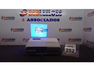 LOTE 252 - 01 PROJETOR MARCA EPSON. (NO ESTADO) ATENÇÃO! FAZER A VISITAÇÃO ANTES DE ARREMATAR, NÃO SABEMOS SE FUNCIONA, LEILÃO NÃO TEM GARANTIA E NEM DEVOLUÇÃO, SUJEITO A POSSÍVEIS AVARIAS VISÍVEIS/OCULTAS E/OU AUSÊNCIA DE COMPONENTES.