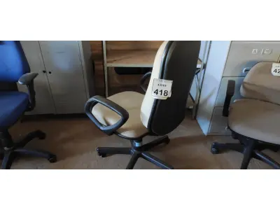LOTE 418 - 01 CADEIRA DE ESCRITÓRIO COM RODINHAS. (NO ESTADO) ATENÇÃO! FAZER A VISITAÇÃO ANTES DE ARREMATAR, NÃO SABEMOS SE FUNCIONA. LEILÃO NÃO TEM GARANTIA E NEM DEVOLUÇÃO, SUJEITO A POSSÍVEIS AVARIAS VISÍVEIS/OCULTAS E/OU AUSÊNCIA DE COMPONENTES.