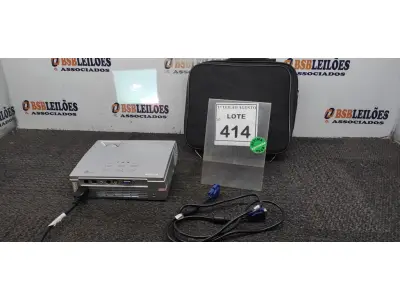 LOTE 414 - 01 PROJETOR LG COM CASE E CABOS. (NO ESTADO) ATENÇÃO! FAZER A VISITAÇÃO ANTES DE ARREMATAR, NÃO SABEMOS SE FUNCIONA, LEILÃO NÃO TEM GARANTIA E NEM DEVOLUÇÃO, SUJEITO A POSSÍVEIS AVARIAS VISÍVEIS/OCULTAS E/OU AUSÊNCIA DE COMPONENTES.