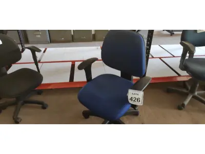 LOTE 426 - 01 CADEIRA DE ESCRITÓRIO COM RODINHAS. (NO ESTADO) ATENÇÃO! FAZER A VISITAÇÃO ANTES DE ARREMATAR, NÃO SABEMOS SE FUNCIONA. LEILÃO NÃO TEM GARANTIA E NEM DEVOLUÇÃO, SUJEITO A POSSÍVEIS AVARIAS VISÍVEIS/OCULTAS E/OU AUSÊNCIA DE COMPONENTES.