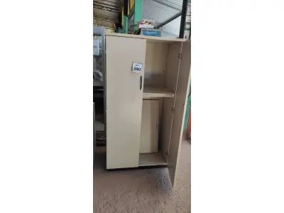 LOTE 390 - 01 ARMÁRIO DE MADEIRA COM 02 PORTAS 04 PRATELEIRAS DE 1.60.X0.79. (NO ESTADO) ATENÇÃO! FAZER A VISITAÇÃO ANTES DE ARREMATAR, NÃO SABEMOS SE FUNCIONA, LEILÃO NÃO TEM GARANTIA E NEM DEVOLUÇÃO, SUJEITO A POSSÍVEIS AVARIAS VISÍVEIS/OCULTAS E/OU AUSÊNCIA DE COMPONENTES.