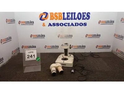 LOTE 241 - 01 MICROSCÓPIO. (NO ESTADO) ATENÇÃO! FAZER A VISITAÇÃO ANTES DE ARREMATAR, NÃO SABEMOS SE FUNCIONA. LEILÃO NÃO TEM GARANTIA E NEM DEVOLUÇÃO, SUJEITO A POSSÍVEIS AVARIAS VISÍVEIS/OCULTAS E/OU AUSÊNCIA DE COMPONENTES.