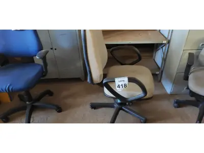 LOTE 418 - 01 CADEIRA DE ESCRITÓRIO COM RODINHAS. (NO ESTADO) ATENÇÃO! FAZER A VISITAÇÃO ANTES DE ARREMATAR, NÃO SABEMOS SE FUNCIONA. LEILÃO NÃO TEM GARANTIA E NEM DEVOLUÇÃO, SUJEITO A POSSÍVEIS AVARIAS VISÍVEIS/OCULTAS E/OU AUSÊNCIA DE COMPONENTES.