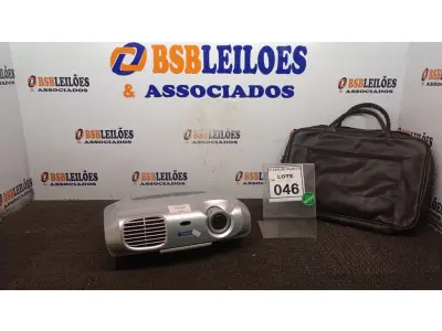 LOTE 046 - 01 PROJETOR MULTIMÍDIA MARCA EPSON COM BOLSA. (NO ESTADO) ATENÇÃO! FAZER A VISITAÇÃO ANTES DE ARREMATAR, NÃO SABEMOS SE FUNCIONA, LEILÃO NÃO TEM GARANTIA E NEM DEVOLUÇÃO, SUJEITO A POSSÍVEIS AVARIAS VISÍVEIS/OCULTAS E/OU AUSÊNCIA DE COMPONENTES.