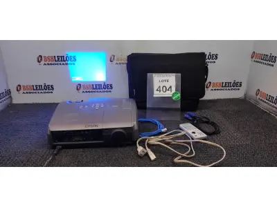 LOTE 404 - 01 PROJETOR COM CASE E CABOS MARCA EPSON. (NO ESTADO) ATENÇÃO! FAZER A VISITAÇÃO ANTES DE ARREMATAR, NÃO SABEMOS SE FUNCIONA. LEILÃO NÃO TEM GARANTIA E NEM DEVOLUÇÃO, SUJEITO A POSSÍVEIS AVARIAS VISÍVEIS/OCULTAS E/OU AUSÊNCIA DE COMPONENTES.