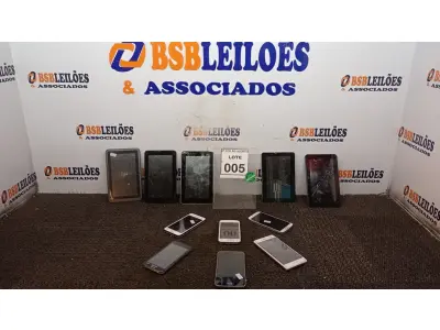 LOTE 005 - 04 TABLETS E 05 CELULARES DE MARCAS E MODELOS DIVERSOS PARA RETIRADA DE PEÇAS. (NO ESTADO) ATENÇÃO! FAZER A VISITAÇÃO ANTES DE ARREMATAR, NÃO SABEMOS SE FUNCIONA, LEILÃO NÃO TEM GARANTIA E NEM DEVOLUÇÃO, SUJEITO A POSSÍVEIS AVARIAS VISÍVEIS/OCULTAS E/OU AUSÊNCIA DE COMPONENTES.