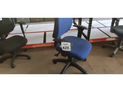 LOTE 426 - 01 CADEIRA DE ESCRITÓRIO COM RODINHAS. (NO ESTADO) ATENÇÃO! FAZER A VISITAÇÃO ANTES DE ARREMATAR, NÃO SABEMOS SE FUNCIONA. LEILÃO NÃO TEM GARANTIA E NEM DEVOLUÇÃO, SUJEITO A POSSÍVEIS AVARIAS VISÍVEIS/OCULTAS E/OU AUSÊNCIA DE COMPONENTES.
