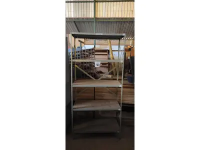 LOTE 380 - 01 ESTANTE DE AÇO 05 PRATELEIRAS 1.98X0.93. (NO ESTADO) ATENÇÃO! FAZER A VISITAÇÃO ANTES DE ARREMATAR, NÃO SABEMOS SE FUNCIONA, LEILÃO NÃO TEM GARANTIA E NEM DEVOLUÇÃO, SUJEITO A POSSÍVEIS AVARIAS VISÍVEIS/OCULTAS E/OU AUSÊNCIA DE COMPONENTES.