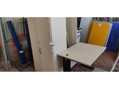 LOTE 392 - 01 ARMÁRIO DE MADEIRA COM 02 PORTAS 04 PRATELEIRAS DE 1.60.X0.79. (NO ESTADO) ATENÇÃO! FAZER A VISITAÇÃO ANTES DE ARREMATAR, NÃO SABEMOS SE FUNCIONA, LEILÃO NÃO TEM GARANTIA E NEM DEVOLUÇÃO, SUJEITO A POSSÍVEIS AVARIAS VISÍVEIS/OCULTAS E/OU AUSÊNCIA DE COMPONENTES.