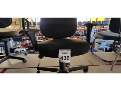 LOTE 436 - 01 CADEIRA DE ESCRITÓRIO COM RODINHAS. (NO ESTADO) ATENÇÃO! FAZER A VISITAÇÃO ANTES DE ARREMATAR, NÃO SABEMOS SE FUNCIONA. LEILÃO NÃO TEM GARANTIA E NEM DEVOLUÇÃO, SUJEITO A POSSÍVEIS AVARIAS VISÍVEIS/OCULTAS E/OU AUSÊNCIA DE COMPONENTES.