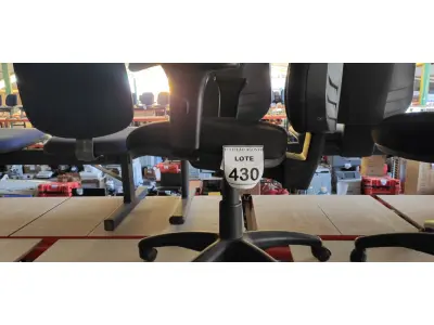 LOTE 430 - 01 CADEIRA DE ESCRITÓRIO COM RODINHAS. (NO ESTADO) ATENÇÃO! FAZER A VISITAÇÃO ANTES DE ARREMATAR, NÃO SABEMOS SE FUNCIONA. LEILÃO NÃO TEM GARANTIA E NEM DEVOLUÇÃO, SUJEITO A POSSÍVEIS AVARIAS VISÍVEIS/OCULTAS E/OU AUSÊNCIA DE COMPONENTES.