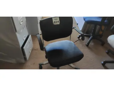 LOTE 424 - 01 CADEIRA DE ESCRITÓRIO COM RODINHAS. (NO ESTADO) ATENÇÃO! FAZER A VISITAÇÃO ANTES DE ARREMATAR, NÃO SABEMOS SE FUNCIONA. LEILÃO NÃO TEM GARANTIA E NEM DEVOLUÇÃO, SUJEITO A POSSÍVEIS AVARIAS VISÍVEIS/OCULTAS E/OU AUSÊNCIA DE COMPONENTES.
