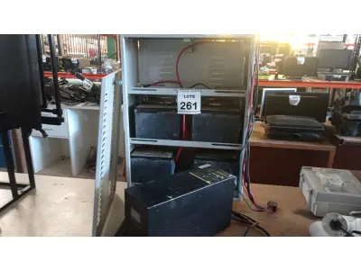 LOTE 261 - 01 NOBREAK MARCA LACERDA E UM BANCO DE BATERIAS COM 04 BATERIAS. (NO ESTADO) ATENÇÃO! FAZER A VISITAÇÃO ANTES DE ARREMATAR, NÃO SABEMOS SE FUNCIONA, LEILÃO NÃO TEM GARANTIA E NEM DEVOLUÇÃO, SUJEITO A POSSÍVEIS AVARIAS VISÍVEIS/OCULTAS E/OU AUSÊNCIA DE COMPONENTES.