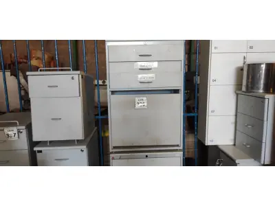 LOTE 336 - 02 ARMÁRIOS BAIXO COM 03 GAVETAS. (NO ESTADO) ATENÇÃO! FAZER A VISITAÇÃO ANTES DE ARREMATAR, NÃO SABEMOS SE FUNCIONA. LEILÃO NÃO TEM GARANTIA E NEM DEVOLUÇÃO, SUJEITO A POSSÍVEIS AVARIAS VISÍVEIS/OCULTAS E/OU AUSÊNCIA DE COMPONENTES.