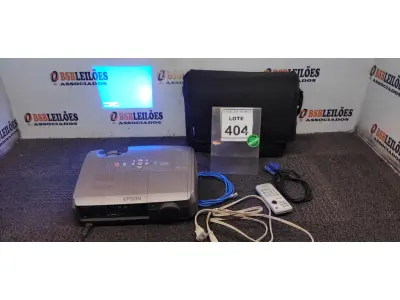 LOTE 404 - 01 PROJETOR COM CASE E CABOS MARCA EPSON. (NO ESTADO) ATENÇÃO! FAZER A VISITAÇÃO ANTES DE ARREMATAR, NÃO SABEMOS SE FUNCIONA. LEILÃO NÃO TEM GARANTIA E NEM DEVOLUÇÃO, SUJEITO A POSSÍVEIS AVARIAS VISÍVEIS/OCULTAS E/OU AUSÊNCIA DE COMPONENTES.