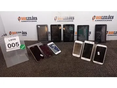 LOTE 005 - 04 TABLETS E 05 CELULARES DE MARCAS E MODELOS DIVERSOS PARA RETIRADA DE PEÇAS. (NO ESTADO) ATENÇÃO! FAZER A VISITAÇÃO ANTES DE ARREMATAR, NÃO SABEMOS SE FUNCIONA, LEILÃO NÃO TEM GARANTIA E NEM DEVOLUÇÃO, SUJEITO A POSSÍVEIS AVARIAS VISÍVEIS/OCULTAS E/OU AUSÊNCIA DE COMPONENTES.