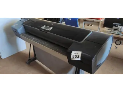 LOTE 353 - 01 PLOTTER DESIGNJET Z3200PS PHOTO MARCA HP. (NO ESTADO) ATENÇÃO! FAZER A VISITAÇÃO ANTES DE ARREMATAR, NÃO SABEMOS SE FUNCIONA, LEILÃO NÃO TEM GARANTIA E NEM DEVOLUÇÃO, SUJEITO A POSSÍVEIS AVARIAS VISÍVEIS/OCULTAS E/OU AUSÊNCIA DE COMPONENTES.