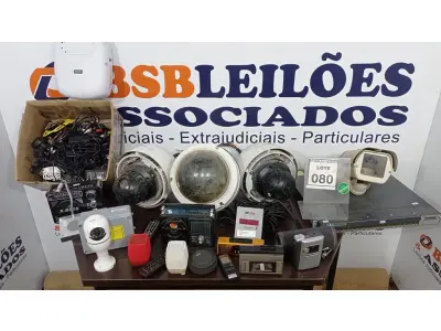LOTE 080 - 01 SWITCH MARCA CISCO, 04 CÂMERAS PARA RETIRADA DE PEÇAS, 01 CAIXA COM VÁRIAS CAIXINHAS DE SOM, 01 MICROFONE DE MESA, CABOS DE ROTEADORES E PERIFÉRICOS DIVERSOS. (NO ESTADO) ATENÇÃO! FAZER A VISITAÇÃO ANTES DE ARREMATAR, NÃO SABEMOS SE FUNCIONA, LEILÃO NÃO TEM GARANTIA E NEM DEVOLUÇÃO, SUJEITO A POSSÍVEIS AVARIAS VISÍVEIS/OCULTAS E/OU AUSÊNCIA DE COMPONENTES.