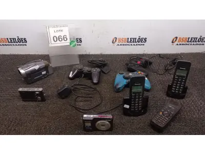LOTE 066 - 03 JOYSTICKS, 03 APARELHOS DE TELEFONE, 02 CÂMERAS E 01 FILMADORA. (NO ESTADO) ATENÇÃO! FAZER A VISITAÇÃO ANTES DE ARREMATAR, NÃO SABEMOS SE FUNCIONA, LEILÃO NÃO TEM GARANTIA E NEM DEVOLUÇÃO, SUJEITO A POSSÍVEIS AVARIAS VISÍVEIS/OCULTAS E/OU AUSÊNCIA DE COMPONENTES.