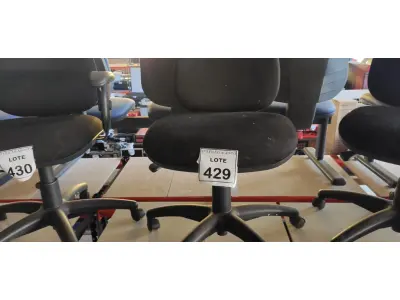 LOTE 429 - 01 CADEIRA DE ESCRITÓRIO COM RODINHAS. (NO ESTADO) ATENÇÃO! FAZER A VISITAÇÃO ANTES DE ARREMATAR, NÃO SABEMOS SE FUNCIONA. LEILÃO NÃO TEM GARANTIA E NEM DEVOLUÇÃO, SUJEITO A POSSÍVEIS AVARIAS VISÍVEIS/OCULTAS E/OU AUSÊNCIA DE COMPONENTES.