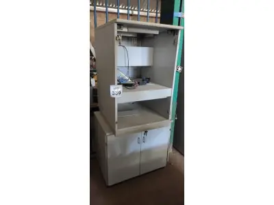 LOTE 339 - 01 ARMÁRIO BAIXO 02 PORTAS E 01 ARMÁRIO COM ABERTURA SUPERIOR. (NO ESTADO) ATENÇÃO! FAZER A VISITAÇÃO ANTES DE ARREMATAR, NÃO SABEMOS SE FUNCIONA, LEILÃO NÃO TEM GARANTIA E NEM DEVOLUÇÃO, SUJEITO A POSSÍVEIS AVARIAS VISÍVEIS/OCULTAS E/OU AUSÊNCIA DE COMPONENTES.
