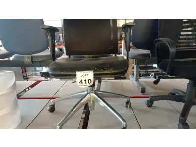 LOTE 410 - 01 CADEIRA DE ESCRITÓRIO COM RODINHAS. (NO ESTADO) ATENÇÃO! FAZER A VISITAÇÃO ANTES DE ARREMATAR, NÃO SABEMOS SE FUNCIONA. LEILÃO NÃO TEM GARANTIA E NEM DEVOLUÇÃO, SUJEITO A POSSÍVEIS AVARIAS VISÍVEIS/OCULTAS E/OU AUSÊNCIA DE COMPONENTES.