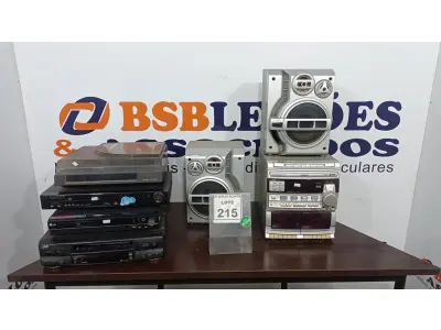 LOTE 215 - 02 APARELHOS DE DVD, 01 APARELHO DE VINIL, 01 VÍDEO CASSETE E APARELHO DE SOM COM 02 CAIXAS. (NO ESTADO) ATENÇÃO! FAZER A VISITAÇÃO ANTES DE ARREMATAR, NÃO SABEMOS SE FUNCIONA. LEILÃO NÃO TEM GARANTIA E NEM DEVOLUÇÃO, SUJEITO A POSSÍVEIS AVARIAS VISÍVEIS/OCULTAS E/OU AUSÊNCIA DE COMPONENTES.