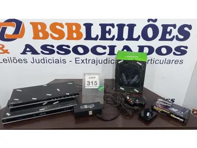 LOTE 315 - 01 HEADSET, 01 FONTE DE XBOX, 01 JOYSTICK XBOX 360, 01 HD BOX COM JOGOS, 01 JOGO SOQUETES 41 PEÇAS E 02 APARELHOS DE DVD. (NO ESTADO) ATENÇÃO! FAZER A VISITAÇÃO ANTES DE ARREMATAR, NÃO SABEMOS SE FUNCIONA. LEILÃO NÃO TEM GARANTIA E NEM DEVOLUÇÃO, SUJEITO A POSSÍVEIS AVARIAS VISÍVEIS/OCULTAS E/OU AUSÊNCIA DE COMPONENTES.