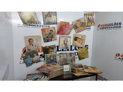 LOTE 206 - 01 LOTE COM GRANDE QUANTIDADE DE DISCOS DE VINIL. (NO ESTADO) ATENÇÃO! FAZER A VISITAÇÃO ANTES DE ARREMATAR, NÃO SABEMOS SE FUNCIONA. LEILÃO NÃO TEM GARANTIA E NEM DEVOLUÇÃO, SUJEITO A POSSÍVEIS AVARIAS VISÍVEIS/OCULTAS E/OU AUSÊNCIA DE COMPONENTES.