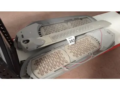 LOTE 262 - 03 LUMINÁRIAS LED. (NO ESTADO) ATENÇÃO! FAZER A VISITAÇÃO ANTES DE ARREMATAR, NÃO SABEMOS SE FUNCIONA. LEILÃO NÃO TEM GARANTIA E NEM DEVOLUÇÃO, SUJEITO A POSSÍVEIS AVARIAS VISÍVEIS/OCULTAS E/OU AUSÊNCIA DE COMPONENTES.