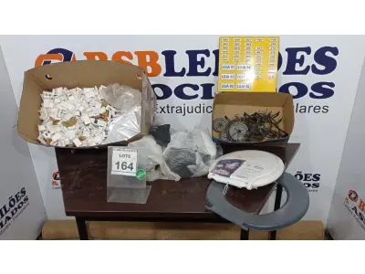 LOTE 164 - 01 LOTE COM GRANDE QUANTIDADE DE CANTONEIRAS DE PLÁSTICO, SACOLAS PLÁSTICAS E 01 ASSENTO DE VASO. (NO ESTADO) ATENÇÃO! FAZER A VISITAÇÃO ANTES DE ARREMATAR, NÃO SABEMOS SE FUNCIONA. LEILÃO NÃO TEM GARANTIA E NEM DEVOLUÇÃO, SUJEITO A POSSÍVEIS AVARIAS VISÍVEIS/OCULTAS E/OU AUSÊNCIA DE COMPONENTES.