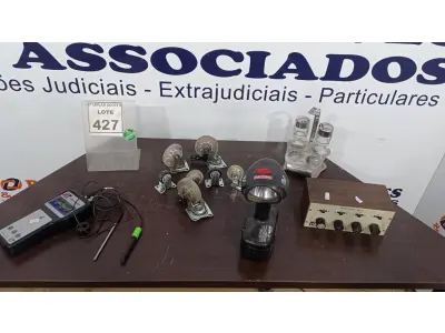 LOTE 427 - 01 LANTERNA COM CARREGADOR, 01 PHMETRO, 01 MULTI-PLAY MP-2, 07 RODINHAS COM BASE E 01 PORTA TEMPERO. (NO ESTADO) ATENÇÃO! FAZER A VISITAÇÃO ANTES DE ARREMATAR, NÃO SABEMOS SE FUNCIONA. LEILÃO NÃO TEM GARANTIA E NEM DEVOLUÇÃO, SUJEITO A POSSÍVEIS AVARIAS VISÍVEIS/OCULTAS E/OU AUSÊNCIA DE COMPONENTES.