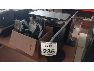 LOTE 235 - 07 MONITORES DE MARCAS MODELOS DIVERSOS. (NO ESTADO) ATENÇÃO! FAZER A VISITAÇÃO ANTES DE ARREMATAR, NÃO SABEMOS SE FUNCIONA. LEILÃO NÃO TEM GARANTIA E NEM DEVOLUÇÃO, SUJEITO A POSSÍVEIS AVARIAS VISÍVEIS/OCULTAS E/OU AUSÊNCIA DE COMPONENTES.