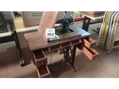 LOTE 362 - 01 MÁQUINA DE COSTURA MARCA SINGER. (NO ESTADO) ATENÇÃO! FAZER A VISITAÇÃO ANTES DE ARREMATAR, NÃO SABEMOS SE FUNCIONA. LEILÃO NÃO TEM GARANTIA E NEM DEVOLUÇÃO, SUJEITO A POSSÍVEIS AVARIAS VISÍVEIS/OCULTAS E/OU AUSÊNCIA DE COMPONENTES.