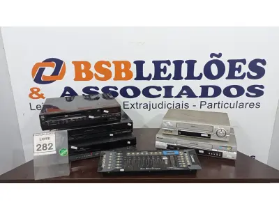 LOTE 282 - 05 APARELHOS DE VÍDEO CASSETE E 01 CONTROLADOR DE ILUMINAÇÃO MODELO DMX 512. (NO ESTADO) ATENÇÃO! FAZER A VISITAÇÃO ANTES DE ARREMATAR, NÃO SABEMOS SE FUNCIONA. LEILÃO NÃO TEM GARANTIA E NEM DEVOLUÇÃO, SUJEITO A POSSÍVEIS AVARIAS VISÍVEIS/OCULTAS E/OU AUSÊNCIA DE COMPONENTES.
