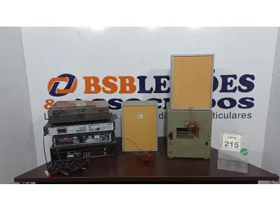 LOTE 215 - 02 APARELHOS DE DVD, 01 APARELHO DE VINIL, 01 VÍDEO CASSETE E APARELHO DE SOM COM 02 CAIXAS. (NO ESTADO) ATENÇÃO! FAZER A VISITAÇÃO ANTES DE ARREMATAR, NÃO SABEMOS SE FUNCIONA. LEILÃO NÃO TEM GARANTIA E NEM DEVOLUÇÃO, SUJEITO A POSSÍVEIS AVARIAS VISÍVEIS/OCULTAS E/OU AUSÊNCIA DE COMPONENTES.
